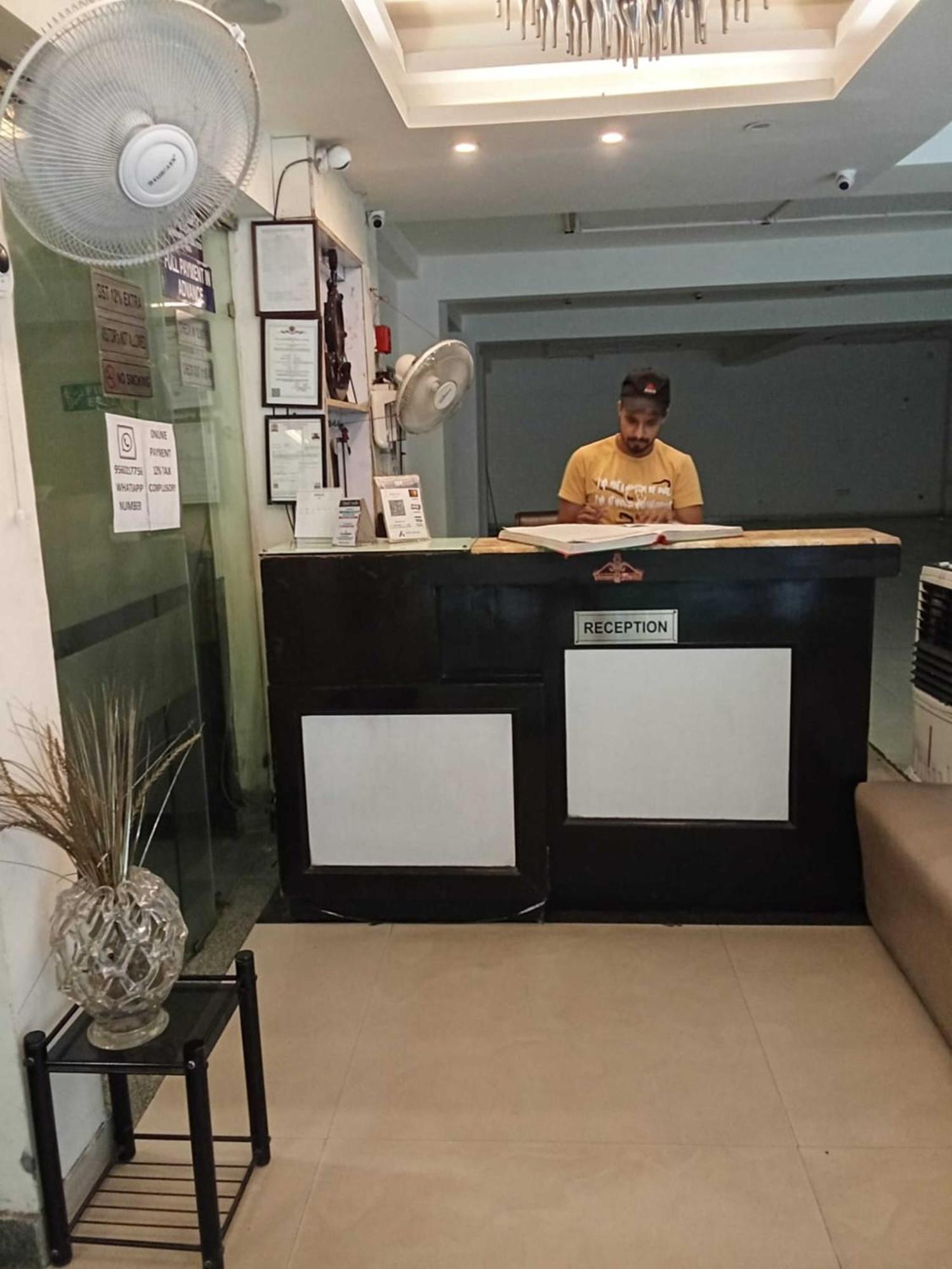 Paschim Vihar Hotel Delhi  Bagian luar foto